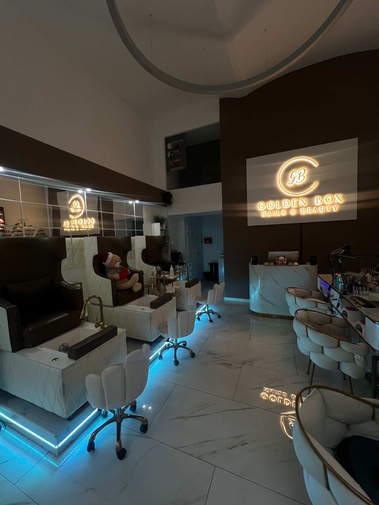 Innenraum des Golden Box Nails & Beauty Studios in Wien